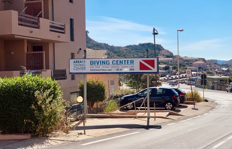 Panneau d'un centre de plongée avec informations de contact et services proposés