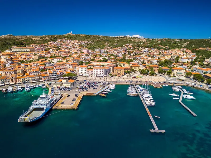 Vue aérienne d'un port de plaisance avec des bateaux et une ville