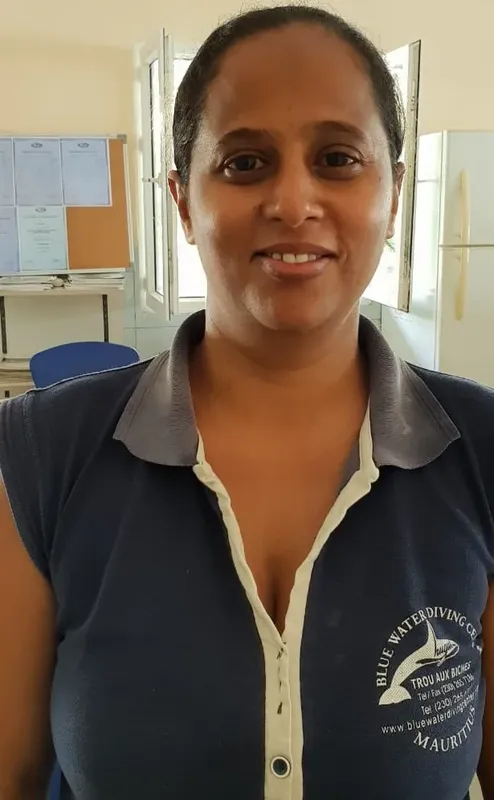 Portrait d'une femme souriante portant un polo bleu marine