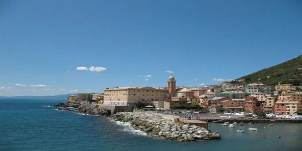 Vue d'une ville côtière avec des bâtiments colorés et la mer