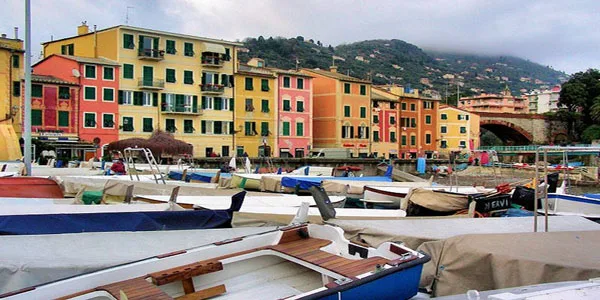 Port de plaisance coloré avec des bateaux amarrés et des bâtiments