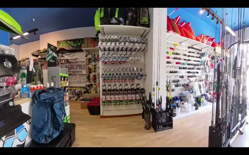 Intérieur d'un magasin de plongée avec beaucoup d'équipement exposé