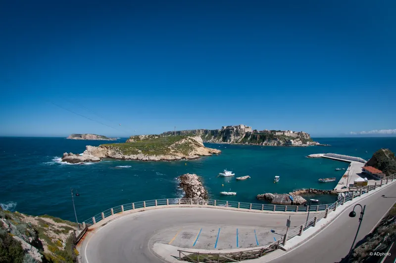 Vue aérienne d'une côte rocheuse avec un port et des bateaux