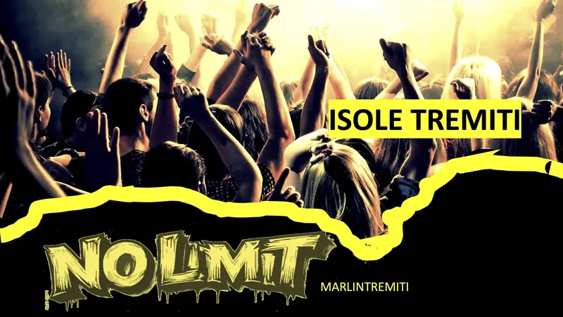 Foule de personnes levant les bras, texte 'Isole Tremiti' et 'No Limit'
