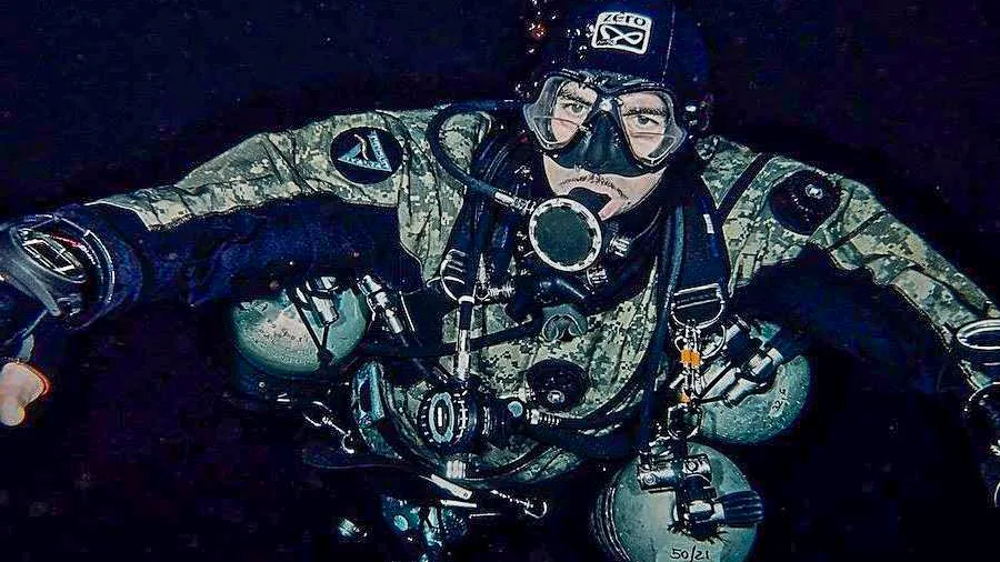 Plongeur en combinaison étanche équipé, exploration sous-marine en milieu sombre