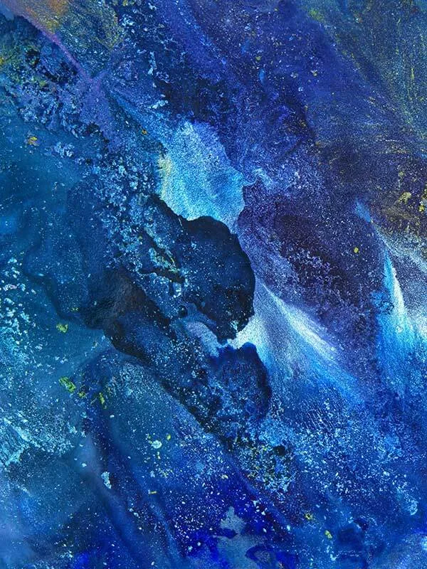 Raie manta nageant dans une eau bleue profonde et lumineuse