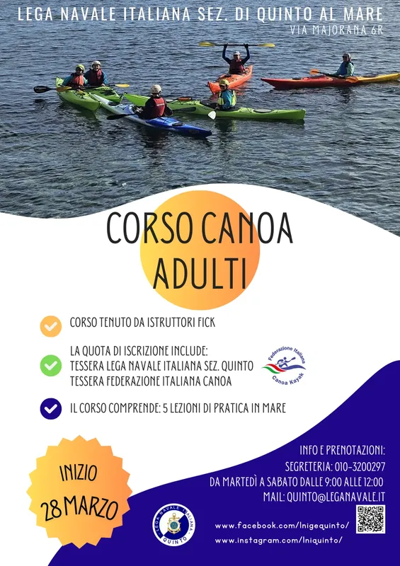 Groupe de personnes en kayak sur une mer bleue, cours pour adultes