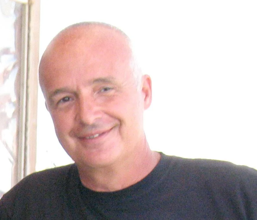Portrait d'un homme souriant, calvitie, regardant vers l'objectif