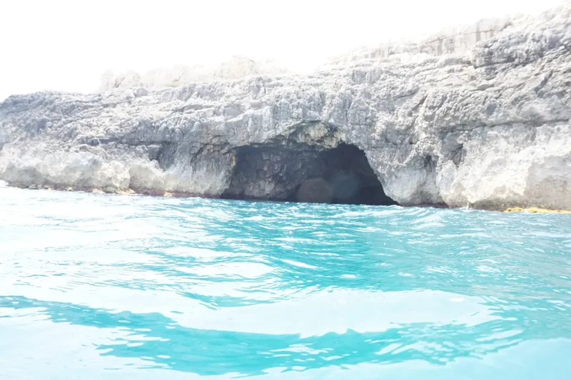 Vue sous-marine d'une grotte rocheuse avec eau turquoise et claire