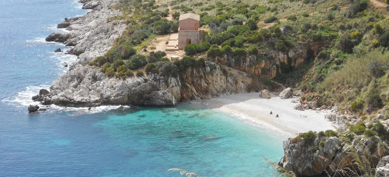 Vue aérienne d'une plage avec un bâtiment et quelques personnes