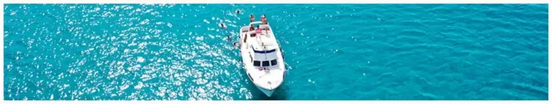 Bateau de plongée en mer avec des personnes à bord