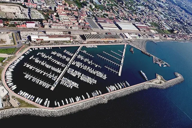Vue aérienne d'un port de plaisance avec de nombreux bateaux amarrés