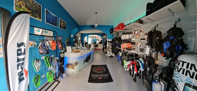 Intérieur d'un centre de plongée avec équipement et comptoir d'accueil