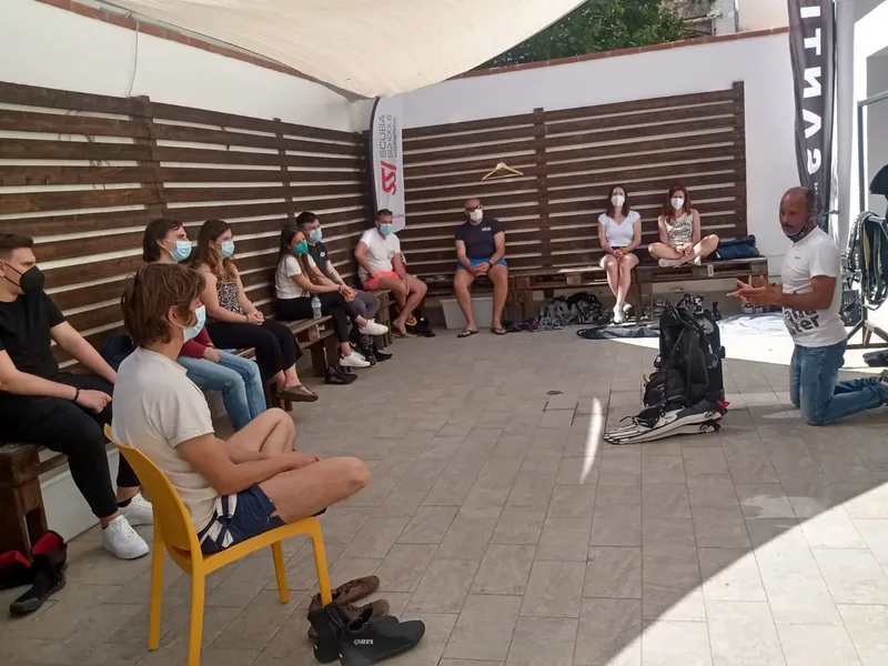 Groupe de personnes en formation plongée, avec matériel et instructeur