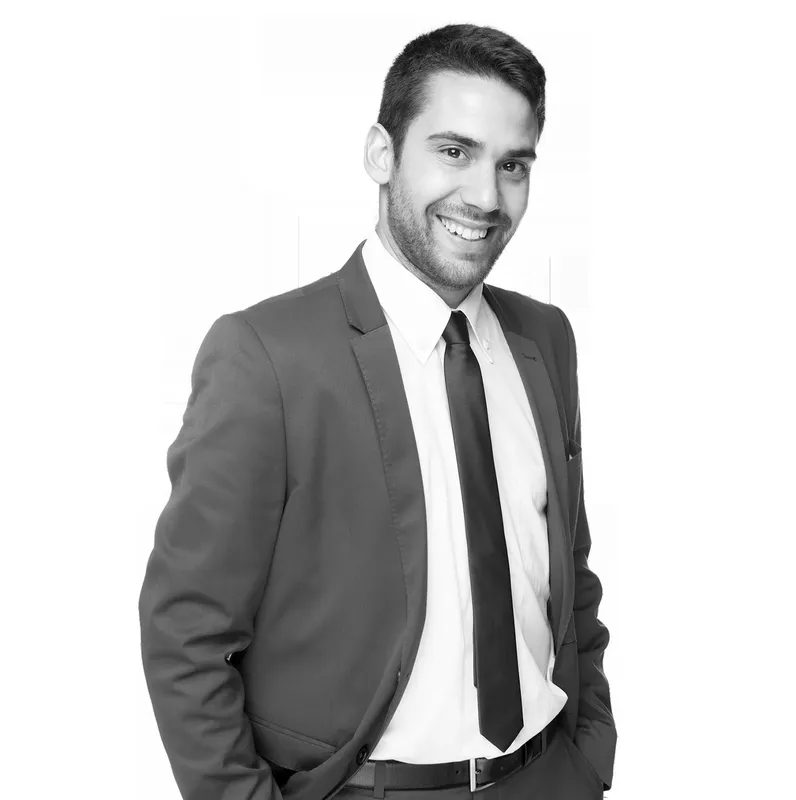 Portrait d'un homme souriant en costume cravate fond blanc
