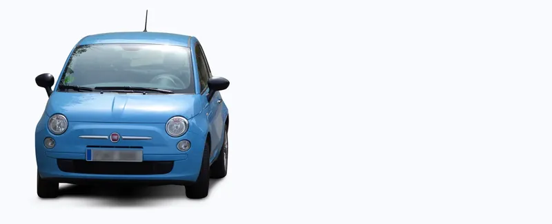Voiture bleue Fiat 500 vue de face sur fond blanc