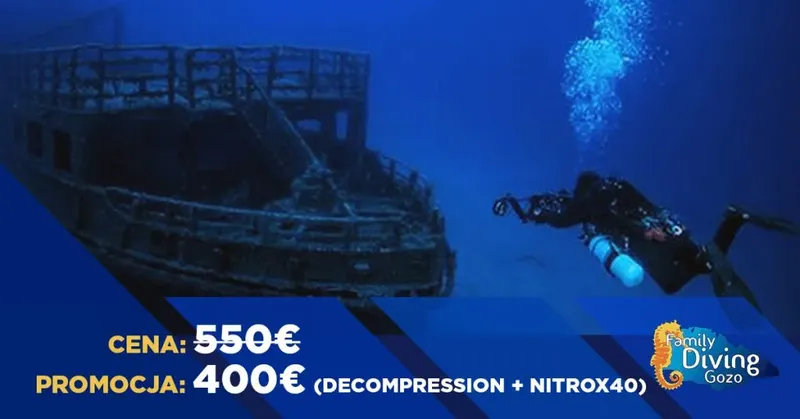 Plongeur explorant une épave sous-marine avec une lumière bleutée