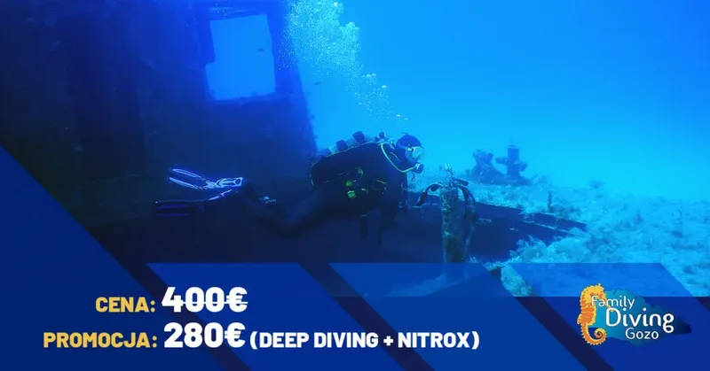 Plongeurs explorent l'épave d'un navire sous-marin, lumière bleue