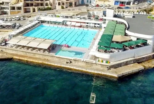 Vue aérienne d'une piscine de plongée avec des nageurs et un bateau