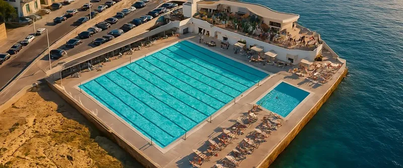Vue aérienne d'une piscine en bord de mer avec des transats