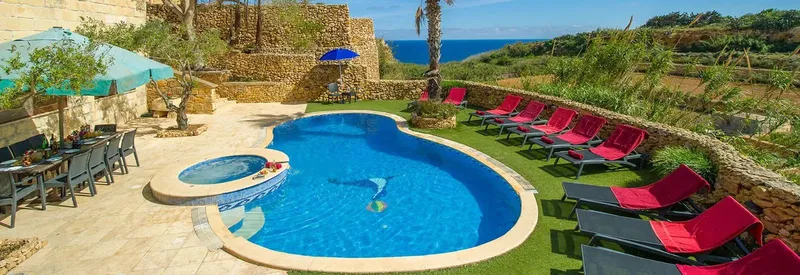 Piscine avec transats et table à manger dans un cadre verdoyant