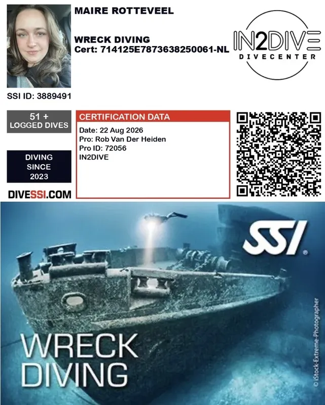 Certificat de plongée épave avec photo d'une plongeuse et d'un bateau