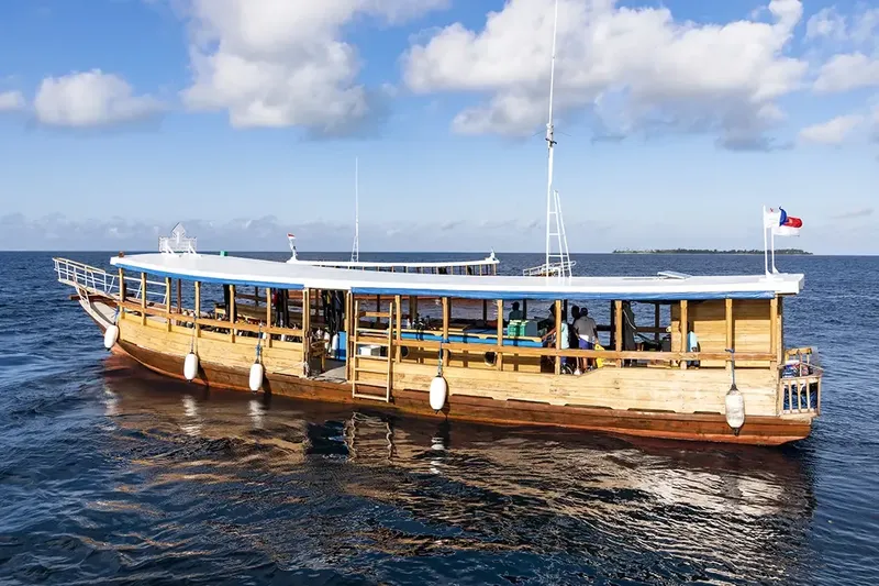 Grand bateau de plongée en bois sur une mer bleue calme