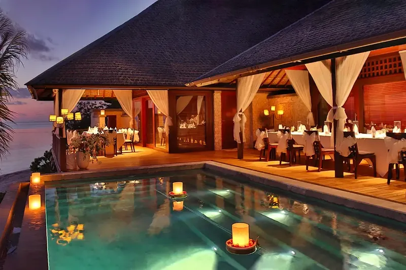 Restaurant en bord de mer illuminé par des bougies et des lumières