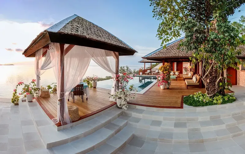 Terrasse en bois avec gazebo, piscine et vue sur la mer