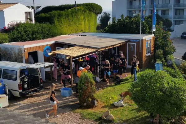 Groupe de personnes devant le centre de plongée, préparation matériel