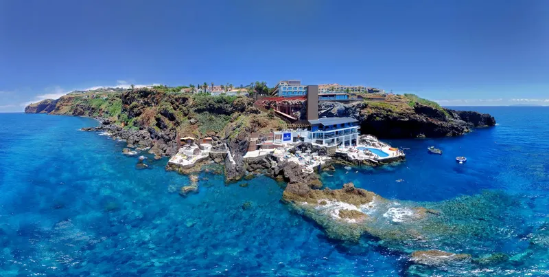 Vue aérienne d'un centre de plongée au bord de l'océan bleu
