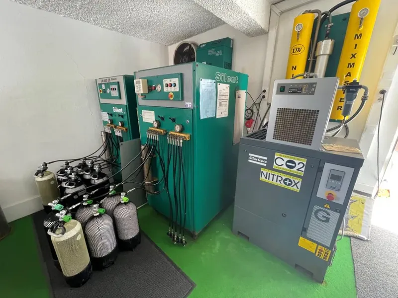 Compresseurs de plongée, bouteilles et mélangeurs à air dans un local