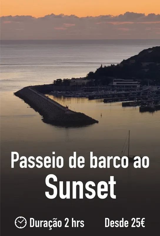 Port de plaisance au coucher du soleil avec des bateaux amarrés