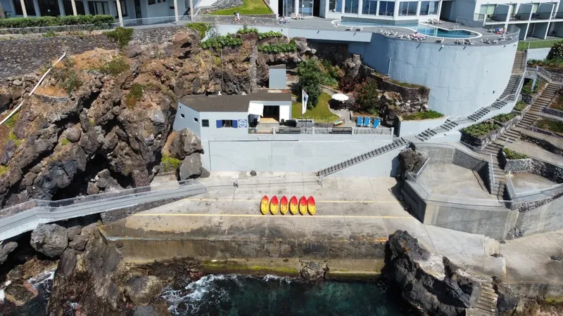 Vue aérienne d'un centre de plongée avec accès direct à la mer