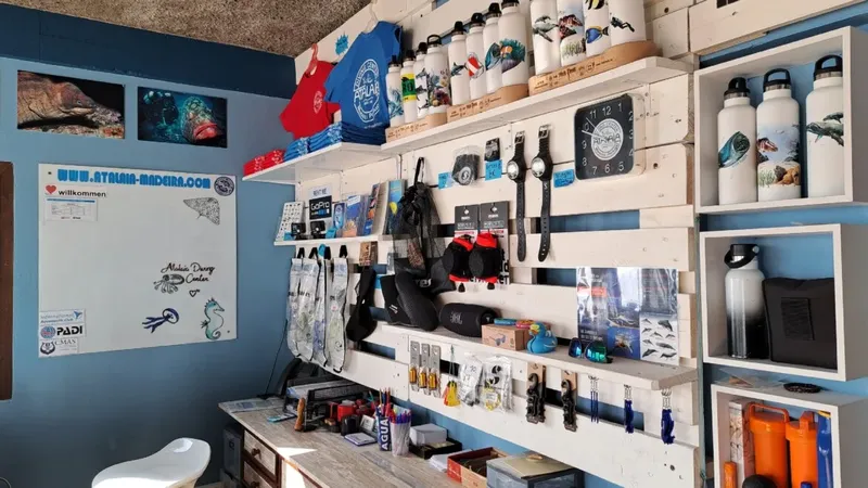 Intérieur d'un centre de plongée avec équipement et décoration murale