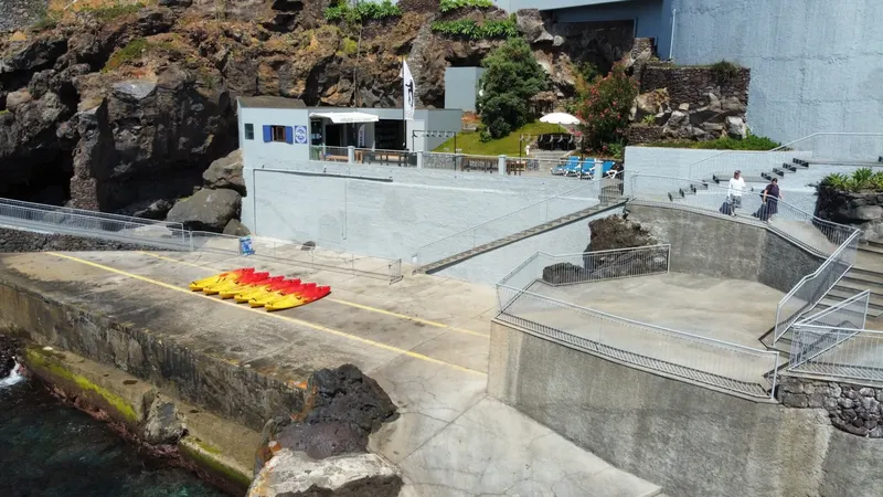 Centre de plongée avec accès à la mer, kayaks et personnes
