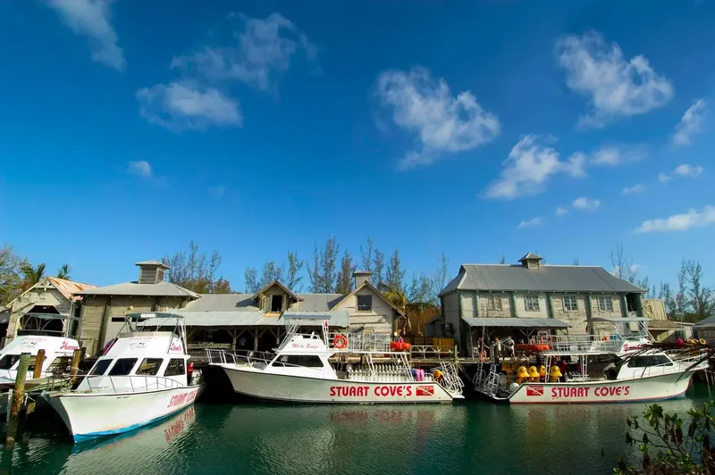 Bateaux de plongée amarrés devant les bâtiments d'un centre de plongée