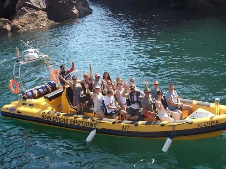 Groupe de plongeurs souriants sur un bateau jaune en mer