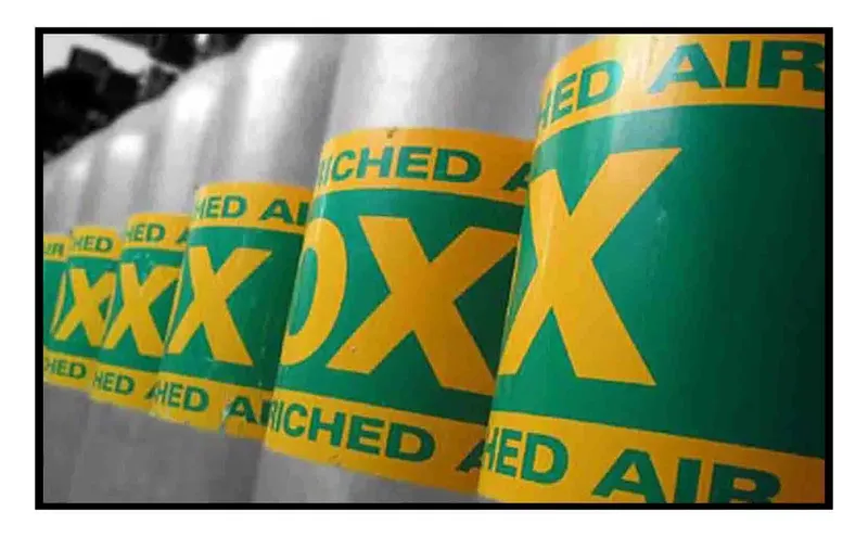 Bouteilles de plongée avec inscription 'Enriched Air Nitrox' en jaune et vert