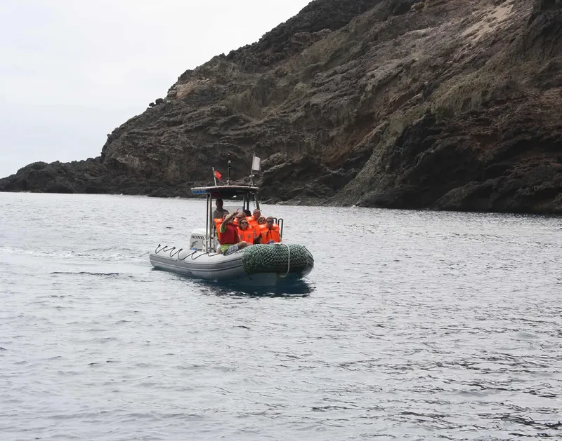 Embarcation semi-rigide avec passagers en gilets naviguant en mer