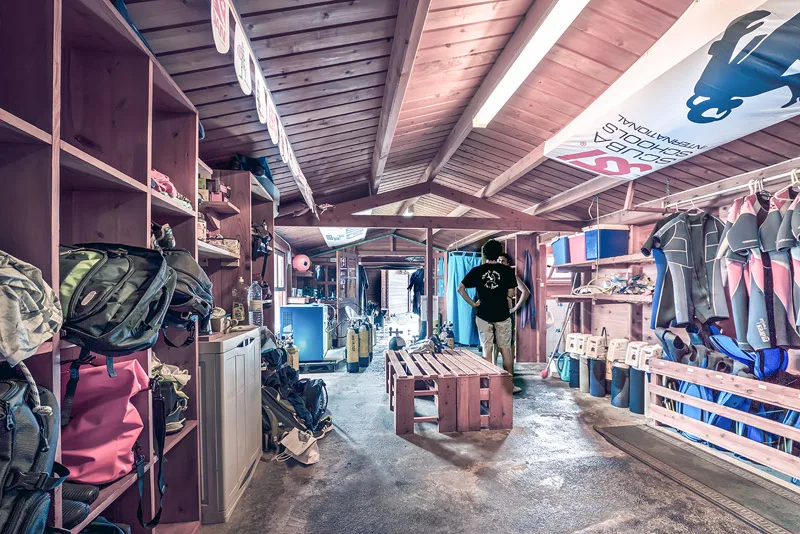 Intérieur d'un centre de plongée avec équipement et une personne