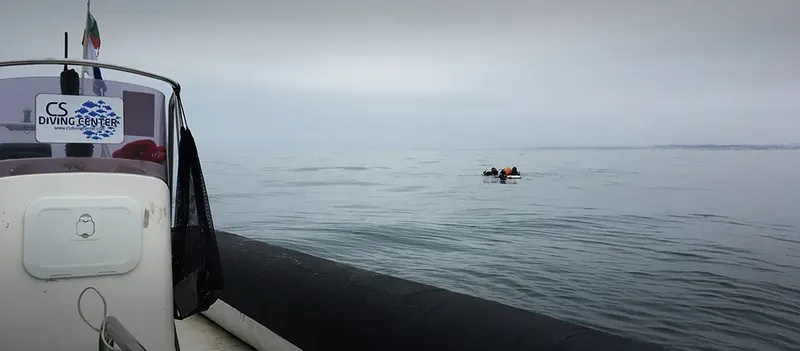 Bateau de plongee en mer avec des plongeurs en préparation