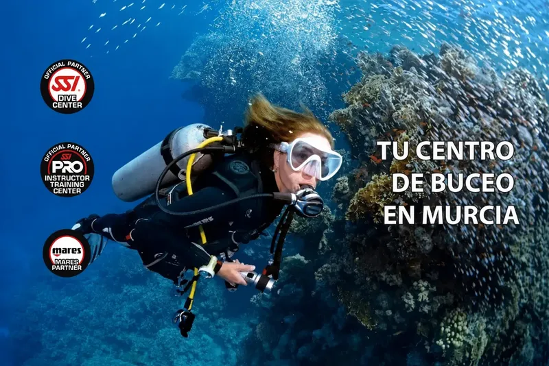 Plongeuse souriante avec équipement complet, explorant un récif rocheux
