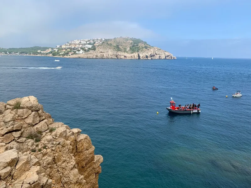 Vue mer avec plusieurs bateaux et des personnes à bord