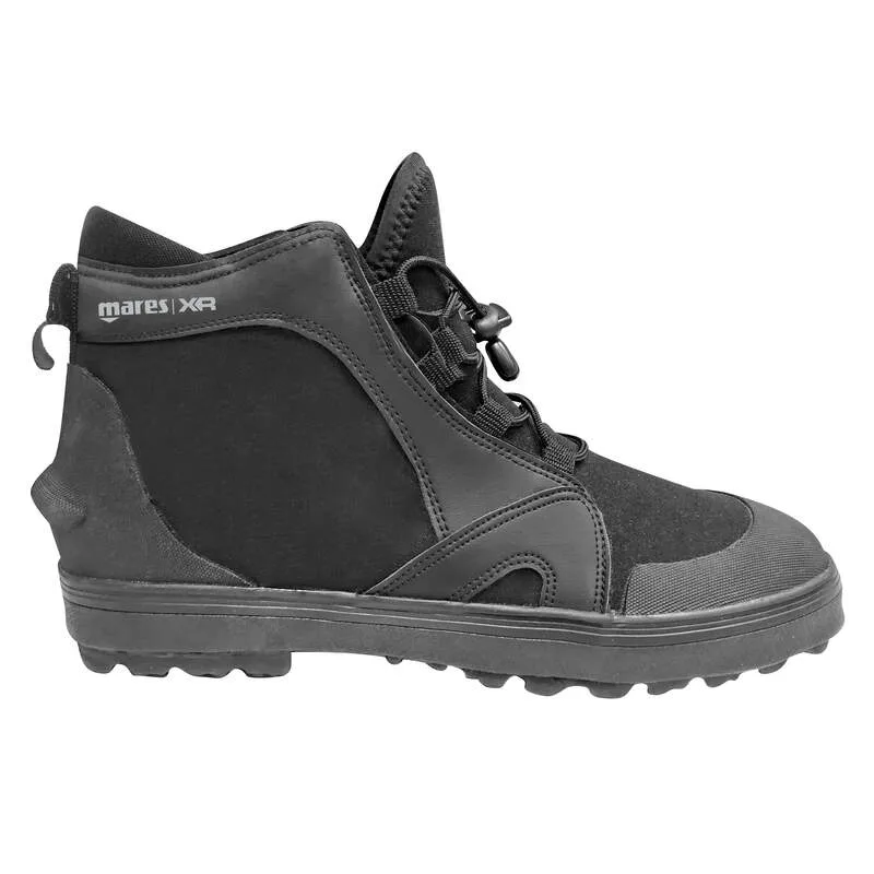 Chaussure de plongée noire avec lacets et semelle crantée