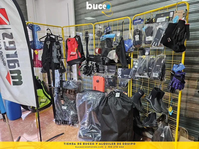 Equipement de plongée exposé dans un magasin, gilets, combinaisons et accessoires