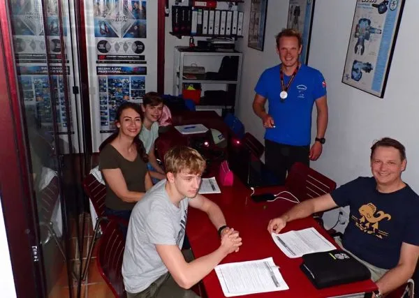 Groupe de personnes en formation dans un intérieur de centre de plongée