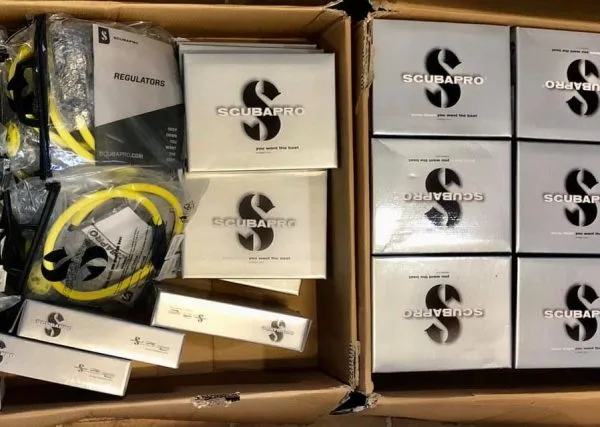Cartons d'équipements de plongée Scubapro, détendeurs et accessoires