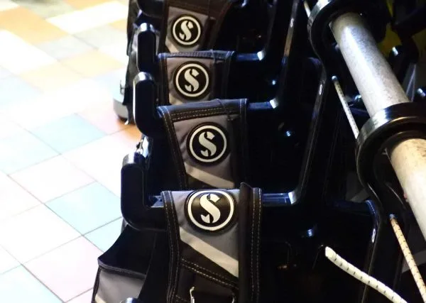 Rangée de gilets stabilisateurs noirs avec logo blanc et rayures
