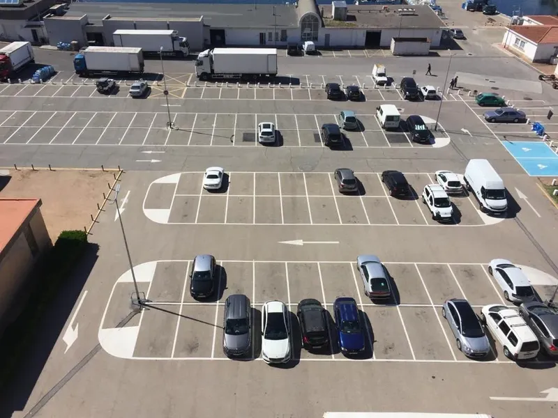 Parking d'un centre de plongée avec plusieurs voitures garées